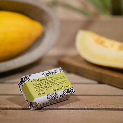Твёрдый шампунь для деликатного очищения волос - Davines Momo Shampoo bar